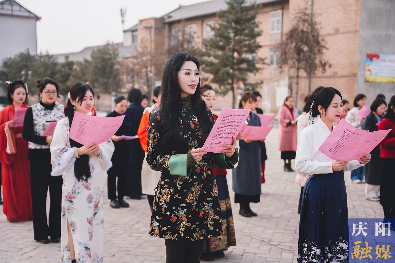 【攝影報(bào)道】春日有約不負(fù)芬芳 ——市委宣傳部、市委統(tǒng)戰(zhàn)部、市融媒體中心女職工攜手共慶“三八”國(guó)際勞動(dòng)?jì)D女節(jié)