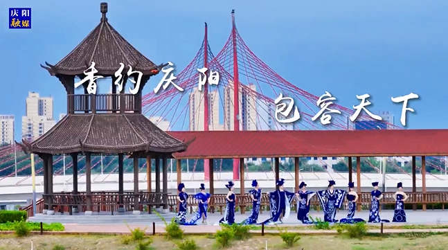 【香約慶陽 包容天下】“青花瓷”系列作品全國全網首秀！“新國風”慶陽剪紙服裝在家鄉(xiāng)大放異彩！