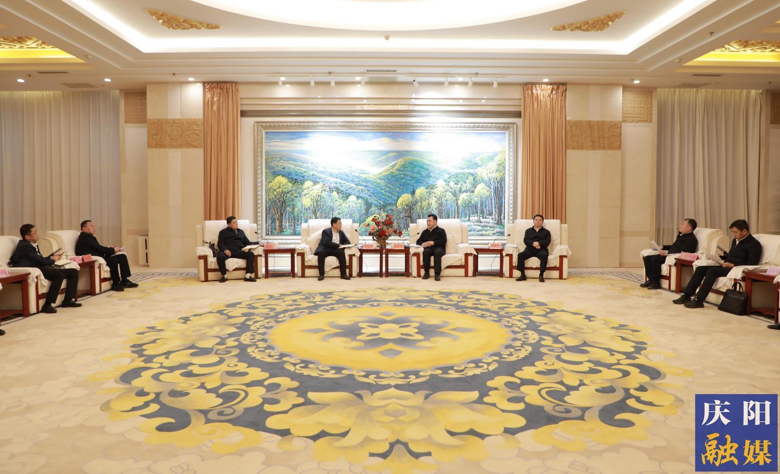 黃澤元周繼軍與甘肅能源化工投資集團(tuán)黨委書記、董事長(zhǎng)謝曉鋒一行座談
