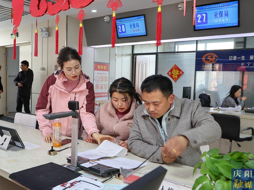 【攝影報(bào)道】正寧縣“小寧幫辦”：政務(wù)服務(wù)新亮點(diǎn)，提升群眾滿意度