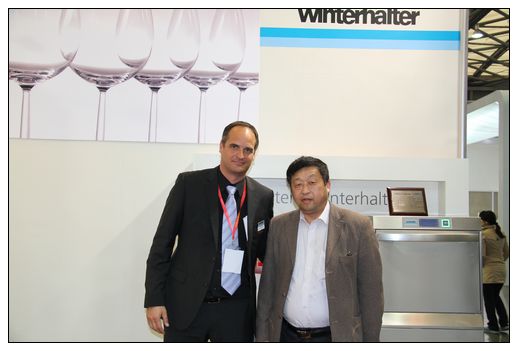 winterhalter 亞洲區(qū)市場(chǎng)營銷總監(jiān) Jens Steck 和中國廚房設(shè)備網(wǎng)鄭總